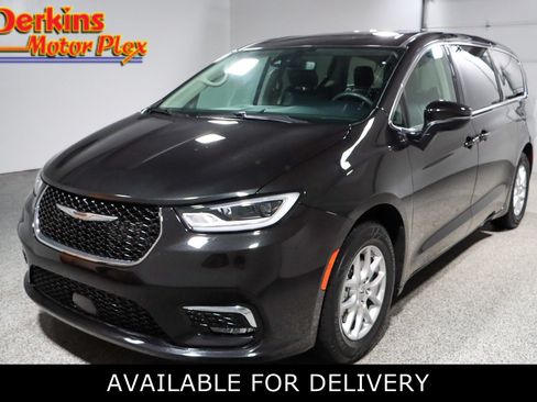 Used 2023 Chrysler Pacifica Touring-L FWD image 1