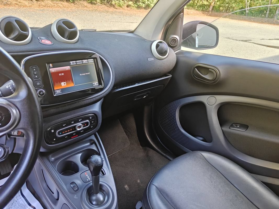 Used 2017 smart fortwo pure RWD image 15