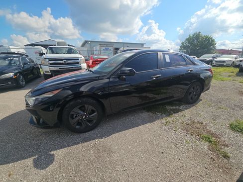 Used 2022 Hyundai Elantra SEL w/ Convenience Package FWD image 2
