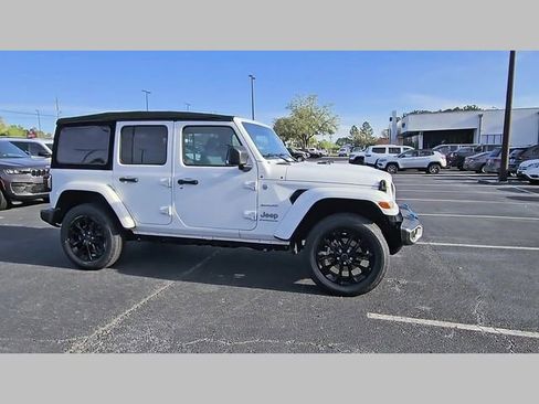 Used 2024 Jeep Wrangler Unlimited Sahara w/ Safety Group image 33