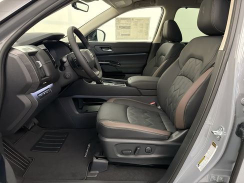 New 2026 Nissan Pathfinder Platinum FWD image 14