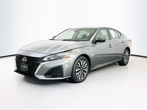 Used 2025 Nissan Altima 2.5 SV FWD image 3