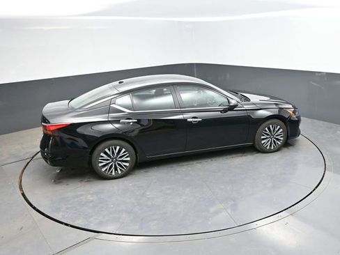 Used 2025 Nissan Altima 2.5 SV FWD image 31