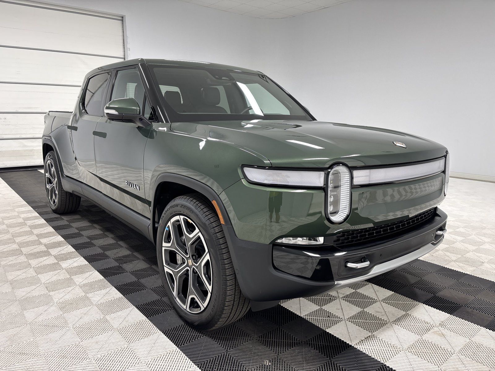 Used 2024 Rivian R1T Adventure Dual AWD/4WD image 7