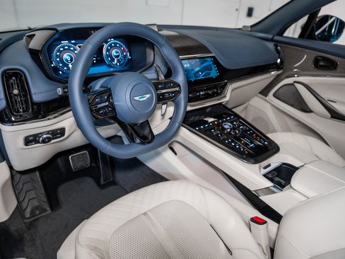 Used 2025 Aston Martin DBX 707 image 3