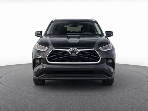 Used 2024 Toyota Highlander XLE FWD image 5