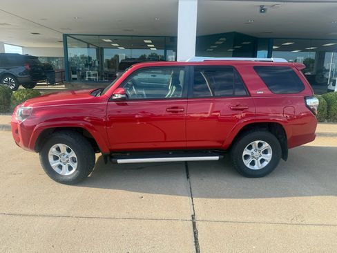 Used 2017 Toyota 4Runner SR5 Premium w/ Four Season Floor Mat Package AWD/4WD image 9