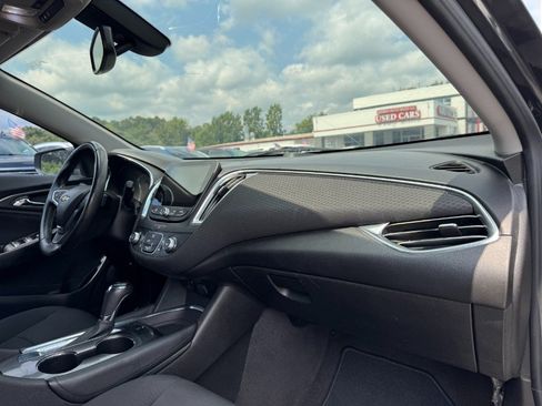 Used 2017 Chevrolet Malibu LT FWD image 19