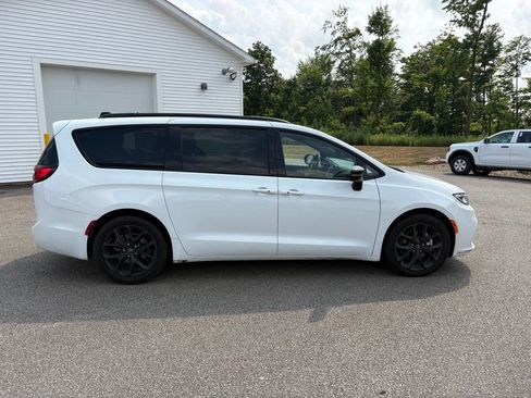 Used 2025 Chrysler Pacifica Limited FWD image 5