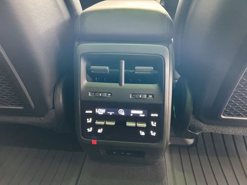 Used 2025 Porsche Macan Electric RWD image 30
