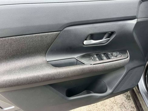 Used 2025 Nissan Kicks SV FWD image 13