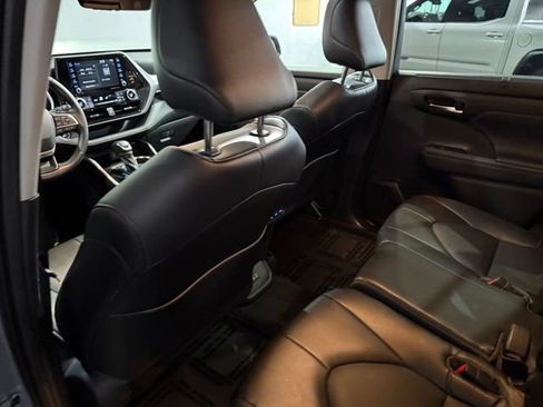 Used 2022 Toyota Highlander XLE AWD/4WD image 29