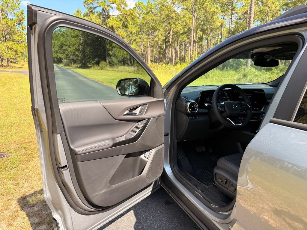 New 2027 Chevrolet Equinox LT w/ Convenience Package II FWD image 11