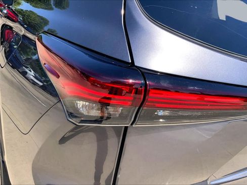 Used 2024 Toyota Highlander XLE FWD image 28
