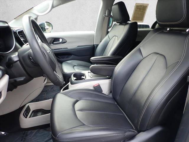 Used 2024 Chrysler Pacifica Touring-L FWD image 13