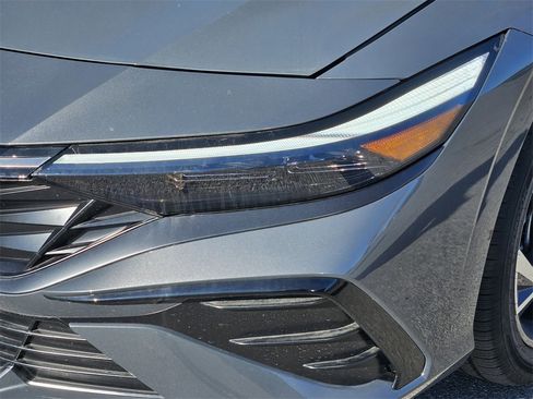 New 2025 Hyundai Elantra Limited image 9