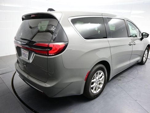 Used 2025 Chrysler Pacifica Select FWD image 5