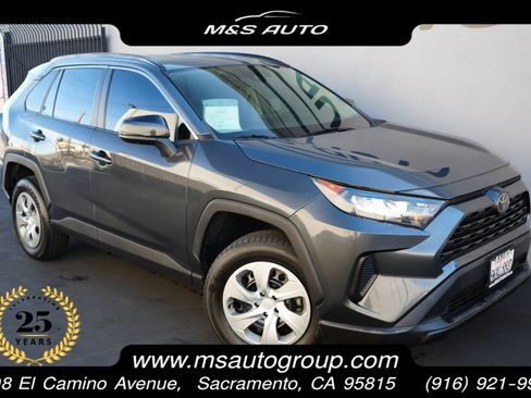 Used 2021 Toyota RAV4 LE image 1