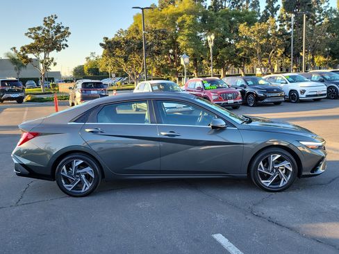 Used 2025 Hyundai Elantra Limited image 4