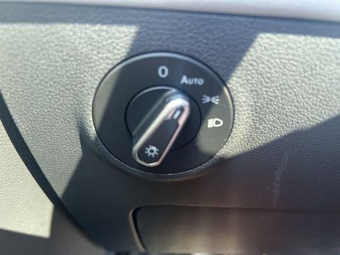 New 2025 Volkswagen Taos SE image 19