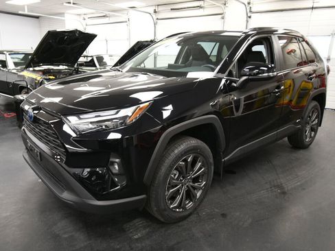 Used 2022 Toyota RAV4 XLE Premium image 3