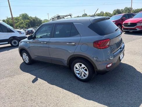 Used 2023 Hyundai Venue SE FWD image 5