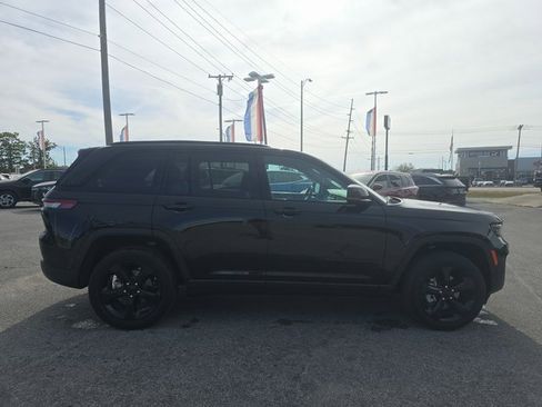 Used 2025 Jeep Grand Cherokee Limited w/ Black Appearance Package image 4