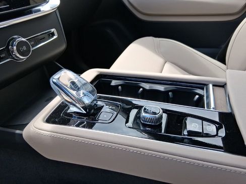 New 2026 Volvo XC90 B6 Plus w/ Protection Package Premier AWD/4WD image 11