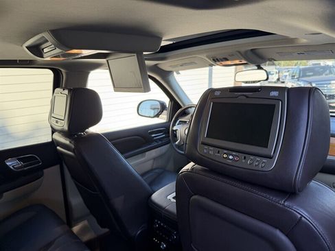 Used 2011 Cadillac Escalade Platinum image 33