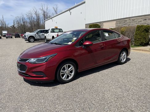 Used 2018 Chevrolet Cruze LT w/ LT Convenience Package FWD image 8