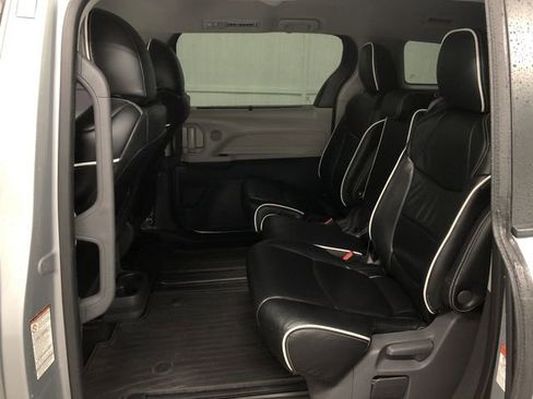 Used 2021 Toyota Sienna XLE FWD image 25