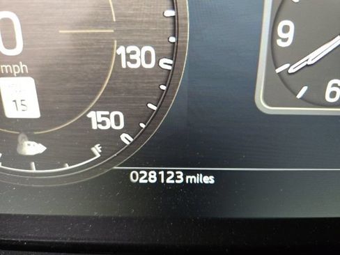 Used 2024 Land Rover Defender 110 X-Dynamic SE AWD/4WD image 15