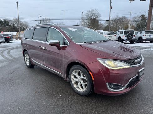 Used 2020 Chrysler Pacifica Limited image 3