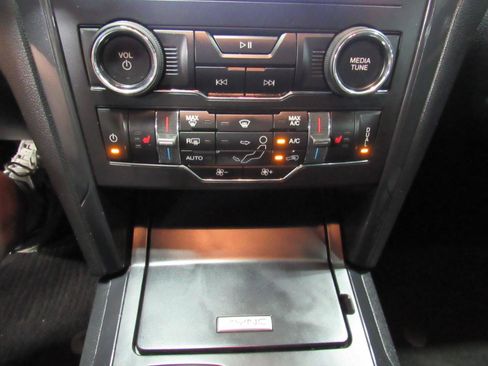 Used 2019 Ford Explorer XLT w/ Equipment Group 202A AWD/4WD image 21