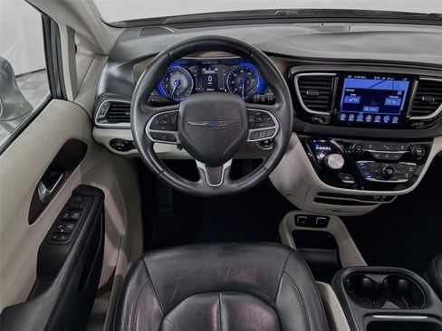 Used 2017 Chrysler Pacifica Touring-L FWD image 2