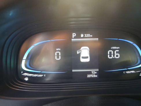 Used 2025 Hyundai Venue SEL FWD image 2