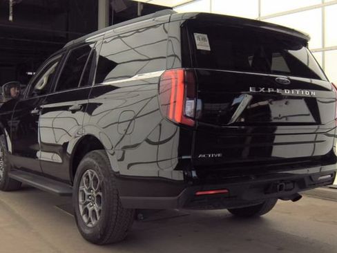 Used 2025 Ford Expedition Active RWD image 2