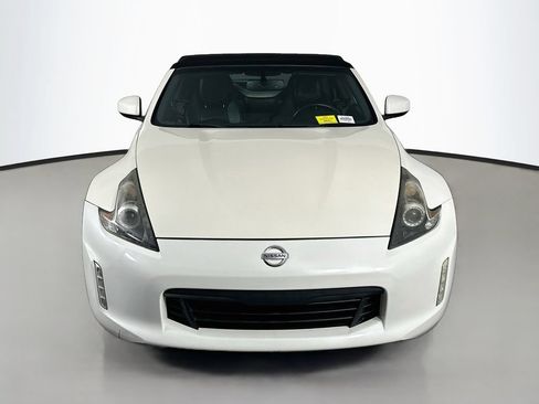 Used 2019 Nissan 370Z Touring RWD image 2