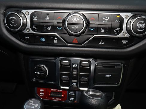 Used 2025 Jeep Wrangler Unlimited Rubicon 4xe w/ Convenience Group AWD/4WD image 11