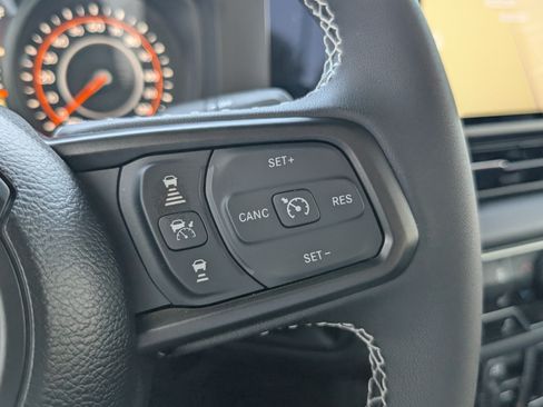 Used 2025 Jeep Gladiator Mojave AWD/4WD image 25