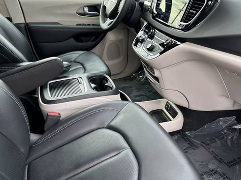 Certified 2024 Chrysler Pacifica Touring-L FWD image 19