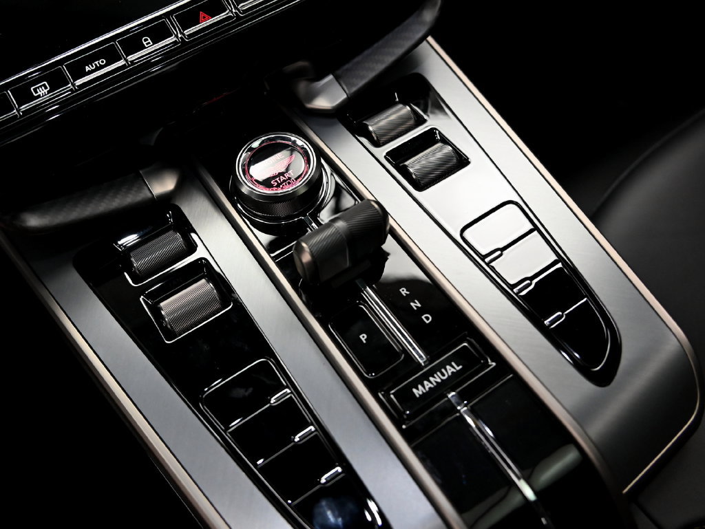 Used 2025 Aston Martin Vanquish RWD image 16