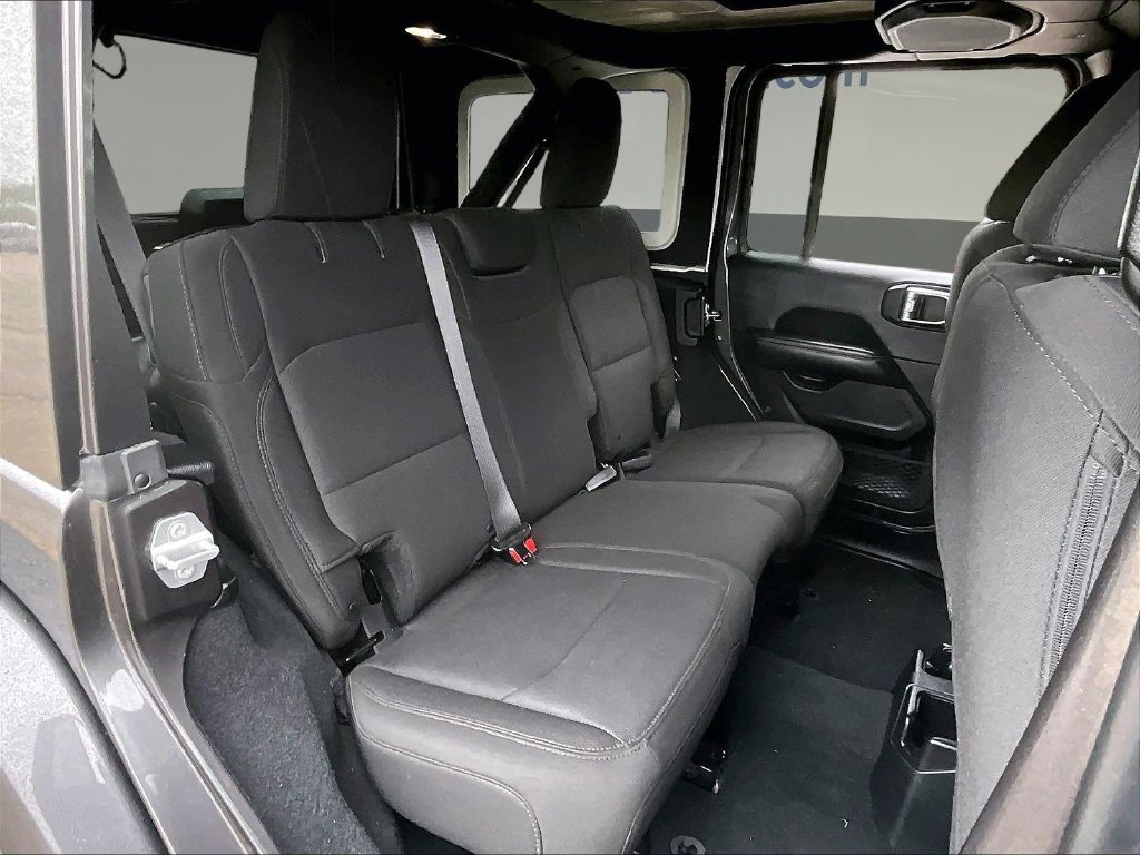 Used 2018 Jeep Wrangler Unlimited Sahara w/ Safety Group AWD/4WD image 26