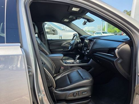 Used 2023 Chevrolet Traverse Premier FWD image 6