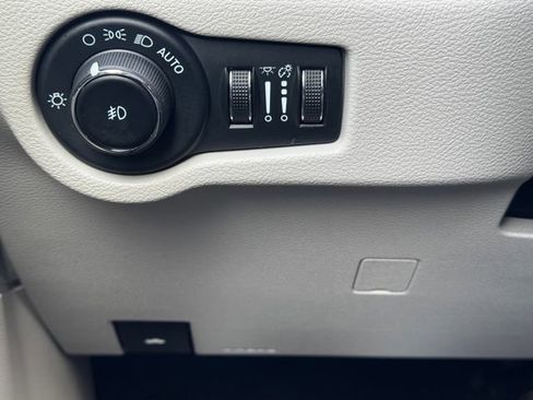 Certified 2024 Chrysler Pacifica Select image 25