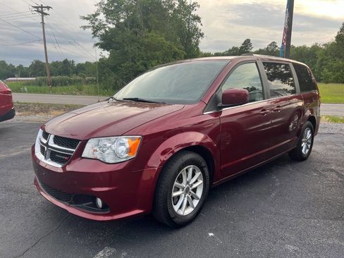 Used 2019 Dodge Grand Caravan SXT FWD image 2