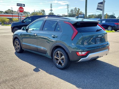 Certified 2025 Kia Niro EX FWD image 4