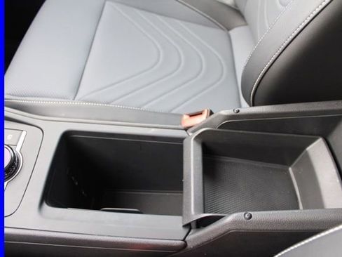 Used 2025 Volkswagen Tiguan SE w/ Panoramic Sunroof Package image 42