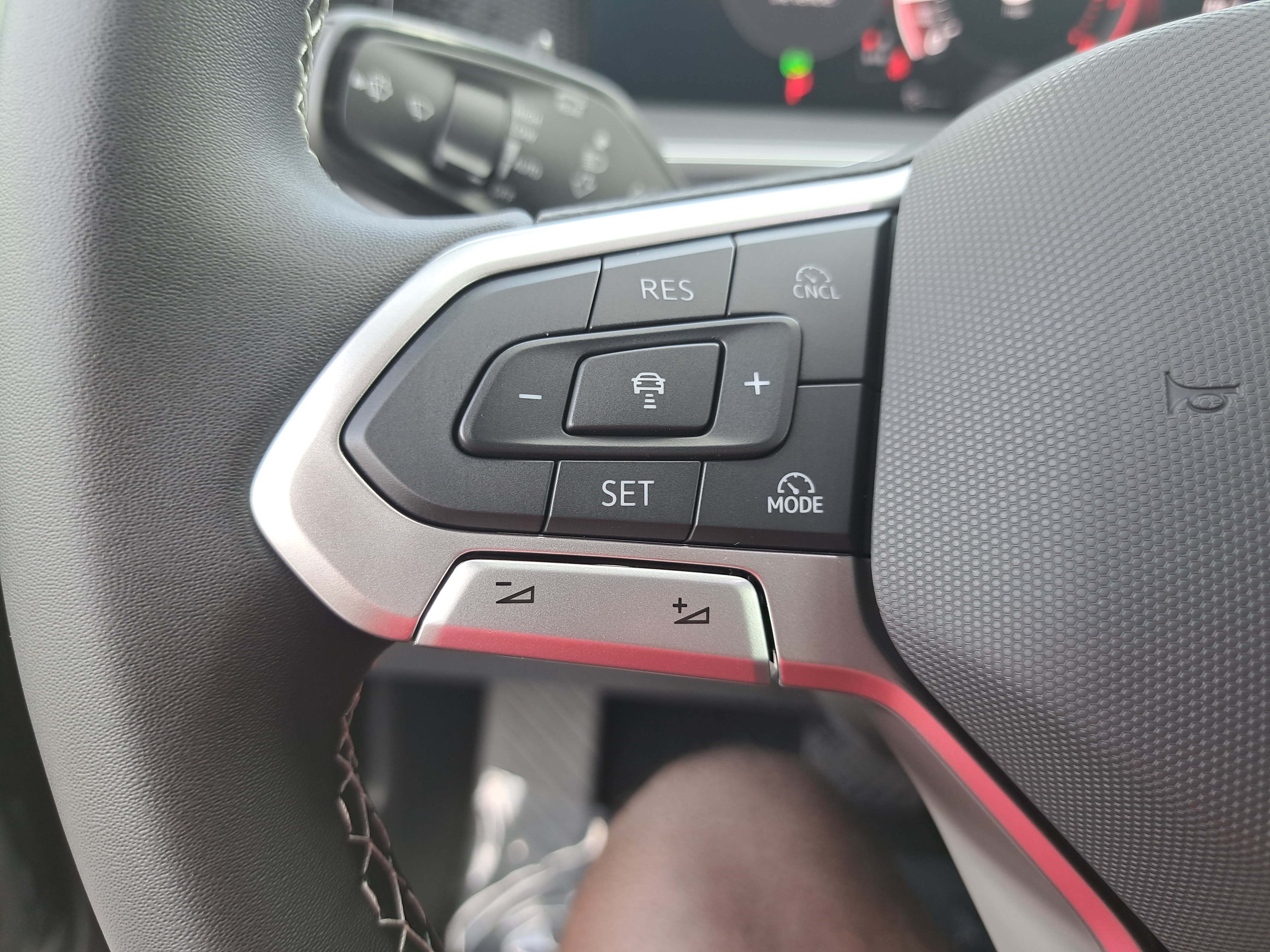 Used 2026 Volkswagen Tiguan SE FWD image 17