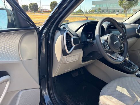 Used 2025 Kia Soul LX w/ LX Technology Package FWD image 31